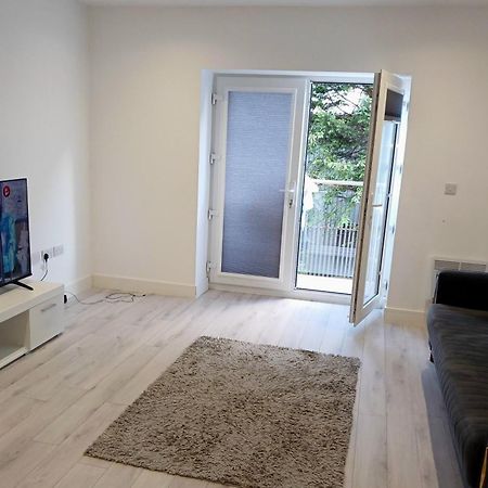 A Beautifully Furnished Master Bedroom In A Shared Apartment 에일즈베리 외부 사진