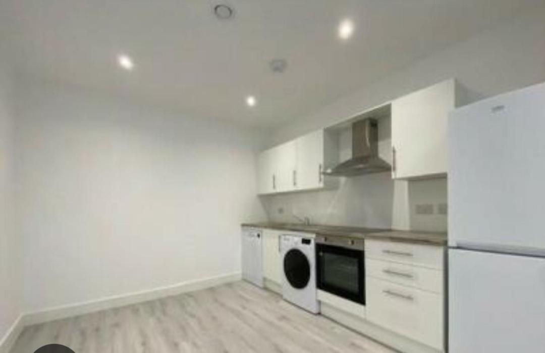 A Beautifully Furnished Master Bedroom In A Shared Apartment 에일즈베리 외부 사진