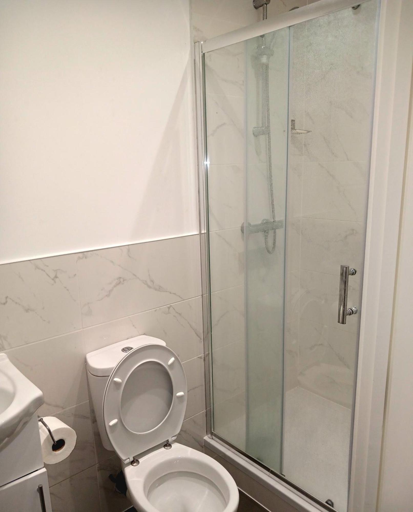 A Beautifully Furnished Master Bedroom In A Shared Apartment 에일즈베리 외부 사진